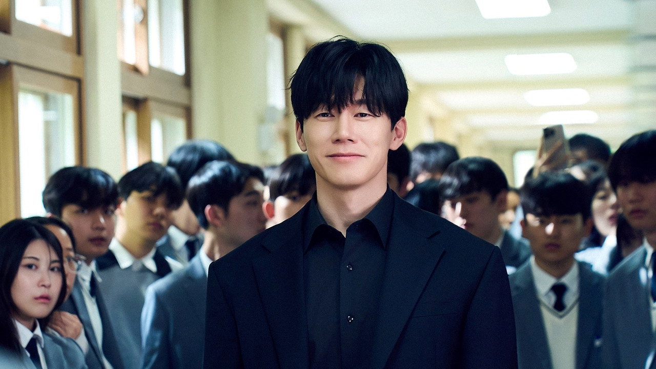 넷플릭스 참교육 공식 스틸 — 교권보호국 인물들이 등장하는 장면