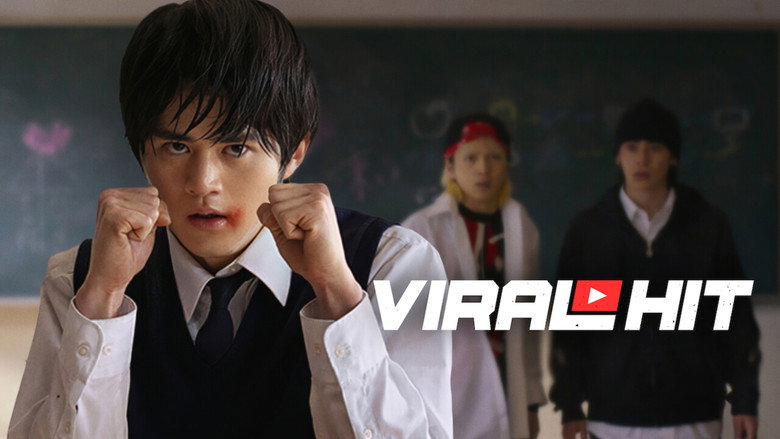 넷플릭스 싸움독학(Viral Hit) 공식 스틸컷 — 스마트폰으로 싸움을 촬영·송출하는 동급생 카메라맨과 주인공 장면