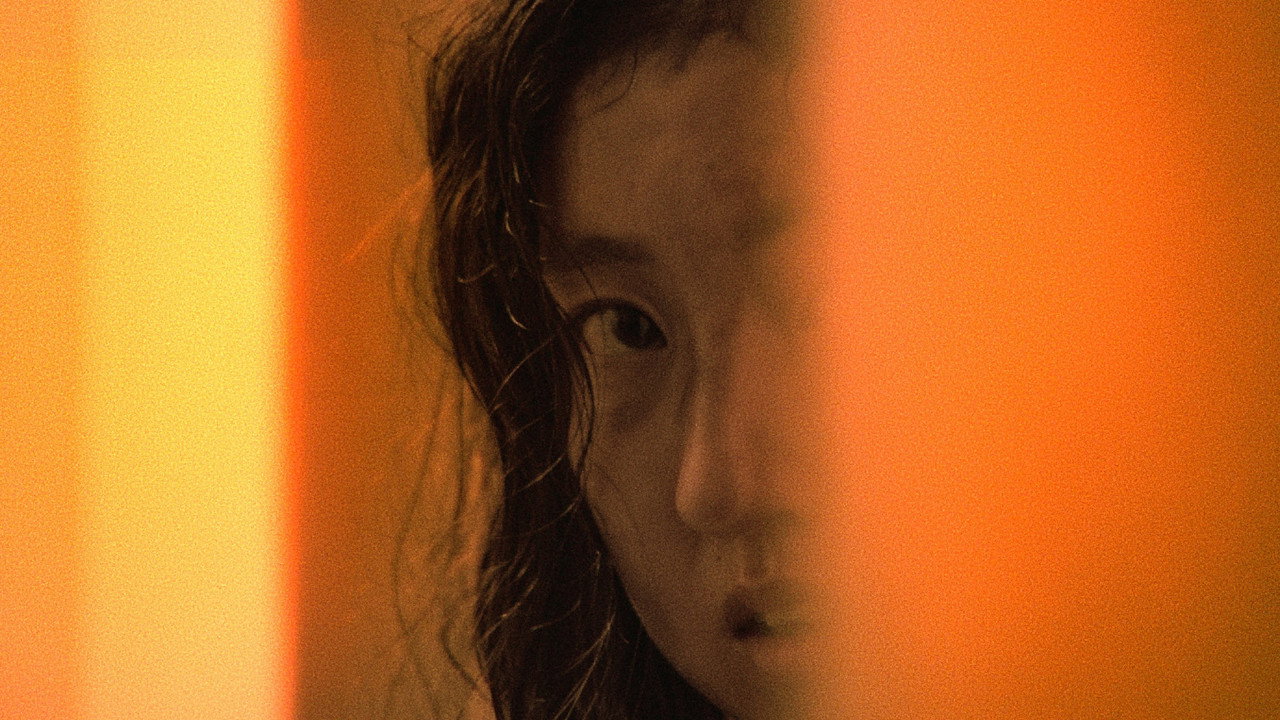 지느러미 스틸컷 — 오메가와 감시 사회 분위기