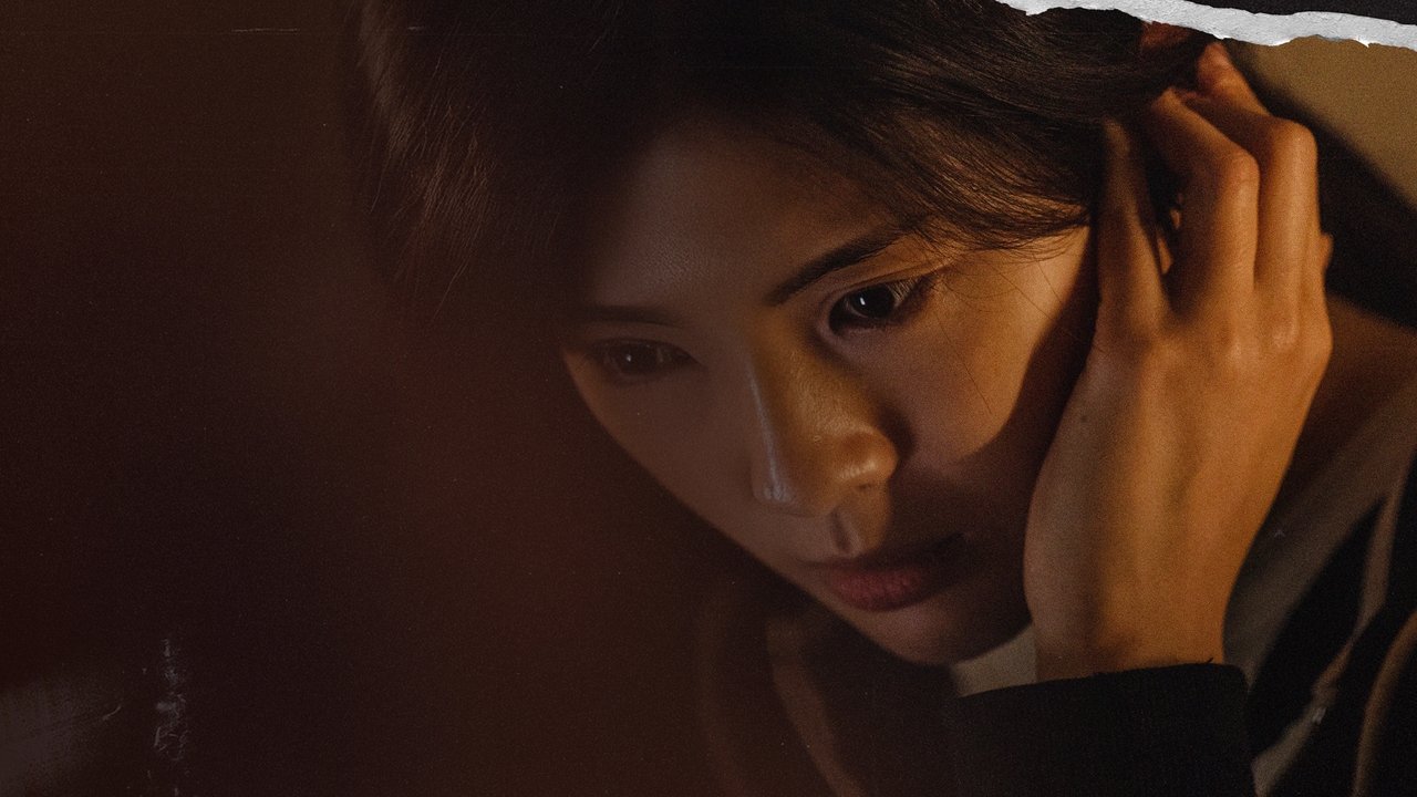 노이즈 스틸, 밤의 아파트에서 귀를 기울이는 인물