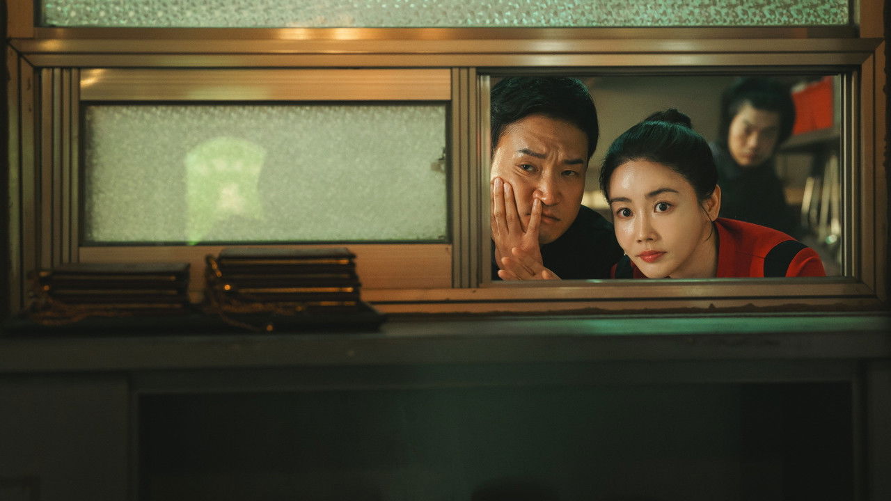 보스 스틸, 주방 창구 너머로 선 남녀와 뒤의 인물