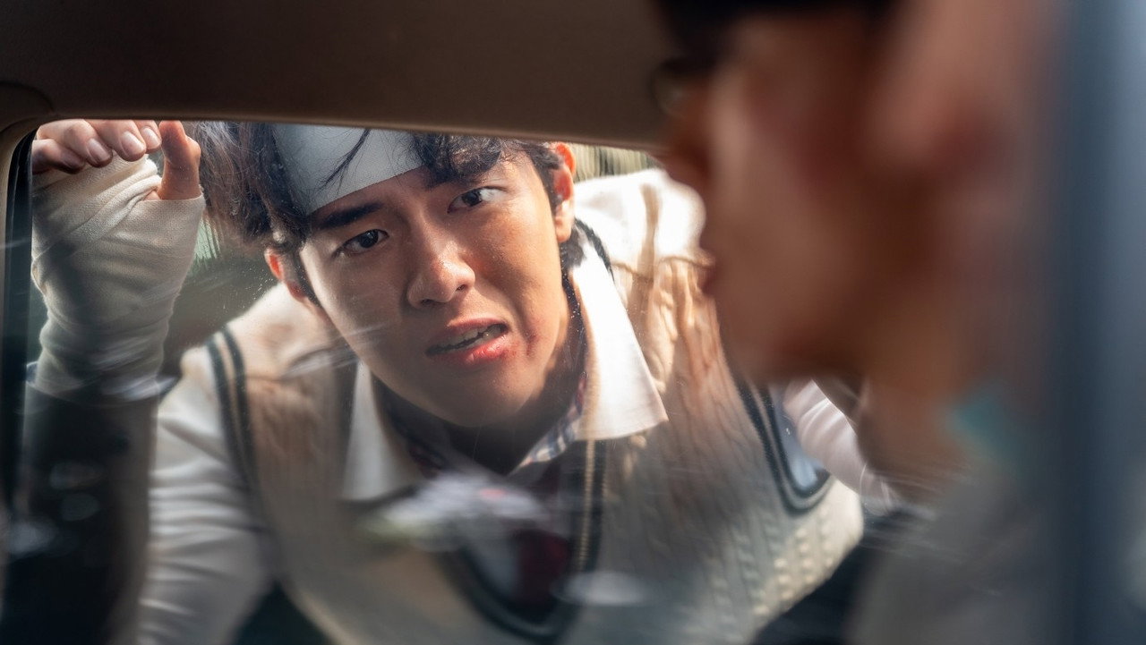 내 이름은 스틸, 머리와 손에 붕대를 한 젊은 남자가 차창 밖에 있다