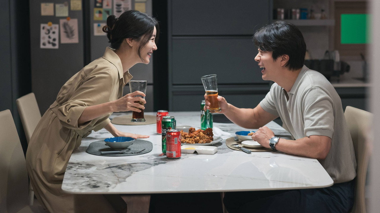 히트맨2 스틸, 식탁에서 잔을 들고 웃는 두 사람