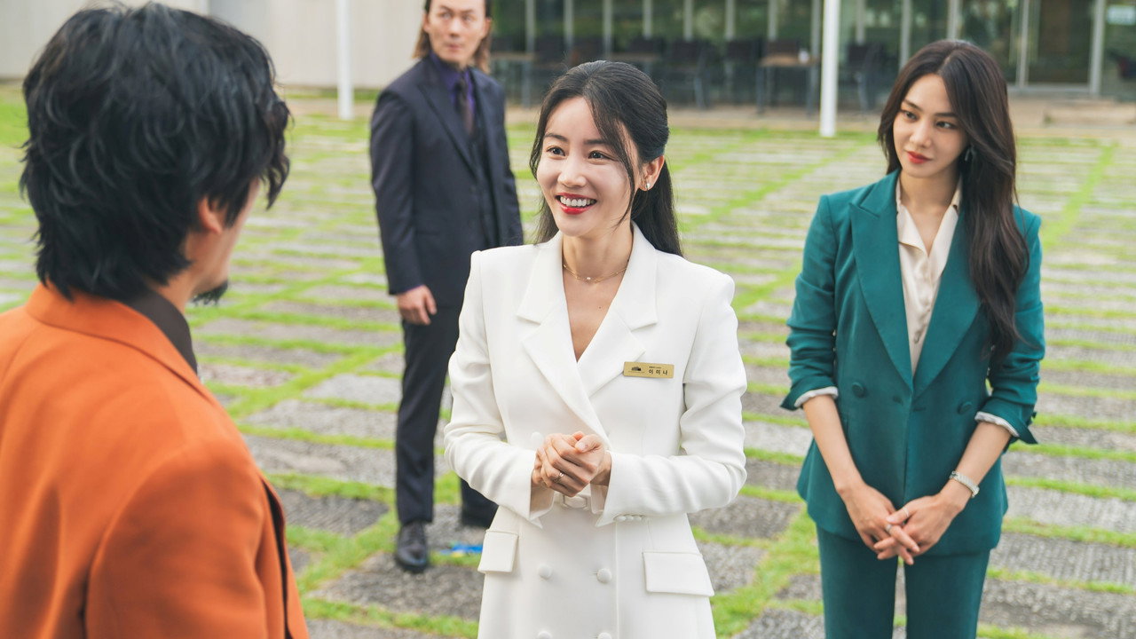 히트맨2 스틸, 잔디 마당에서 마주 선 흰 정장과 초록 정장