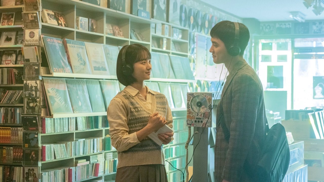 음반 가게에서 헤드폰을 쓴 채 마주 보는 원진아와 도경수