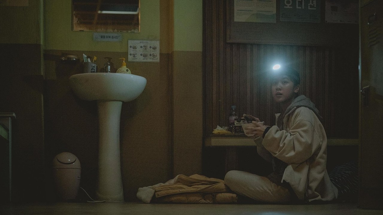 밤에 헤드랜턴을 켜고 세면대 옆 바닥에 앉아 컵라면을 먹는 배우