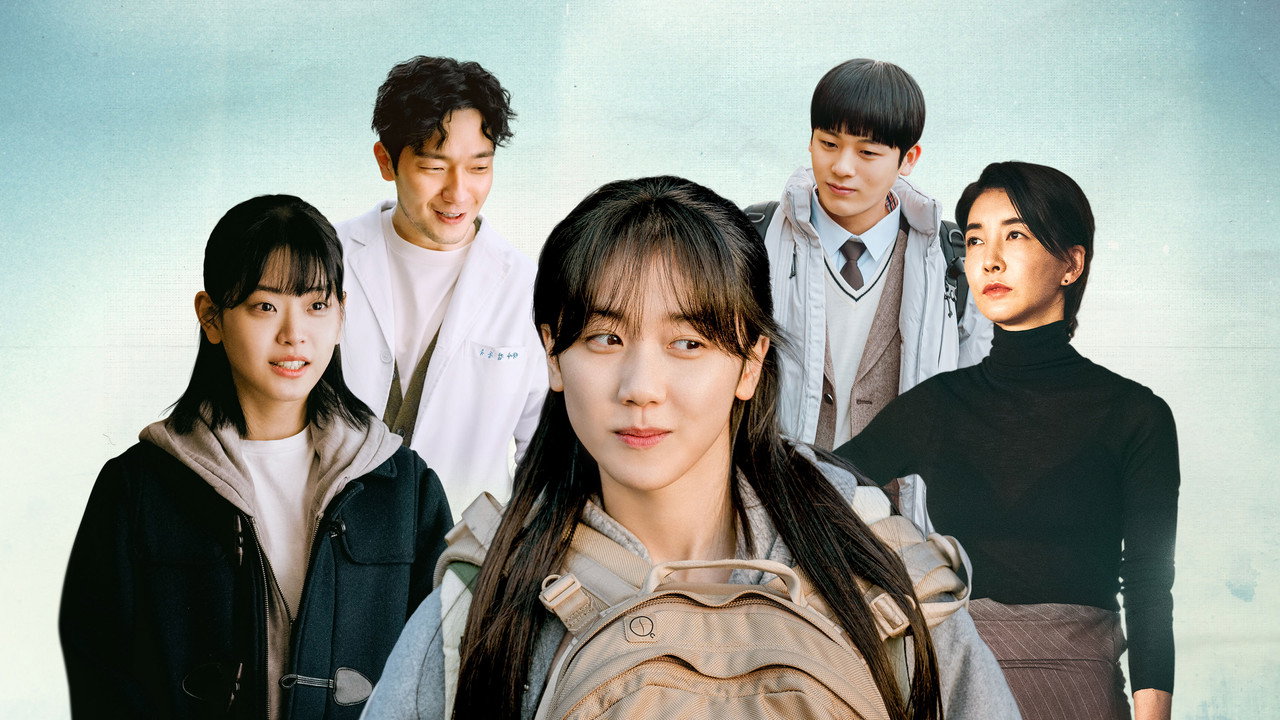 괜찮아 괜찮아 괜찮아! 출연진 단체 컷. 배낭의 이레, 후드의 정수빈, 흰 가운의 손석구, 교복의 이정하, 검은 터틀넥의 진서연