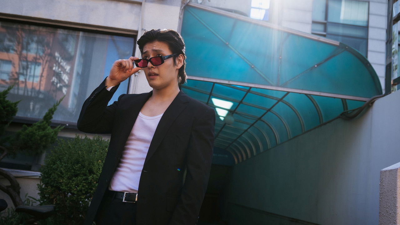 야당 스틸. 검은 재킷과 흰 나시에 붉은 선글라스를 잡은 강하늘