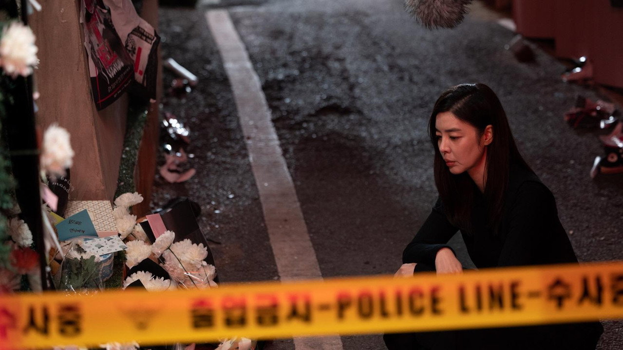 신명 스틸, 추모 꽃과 경찰 통제선 옆의 인물