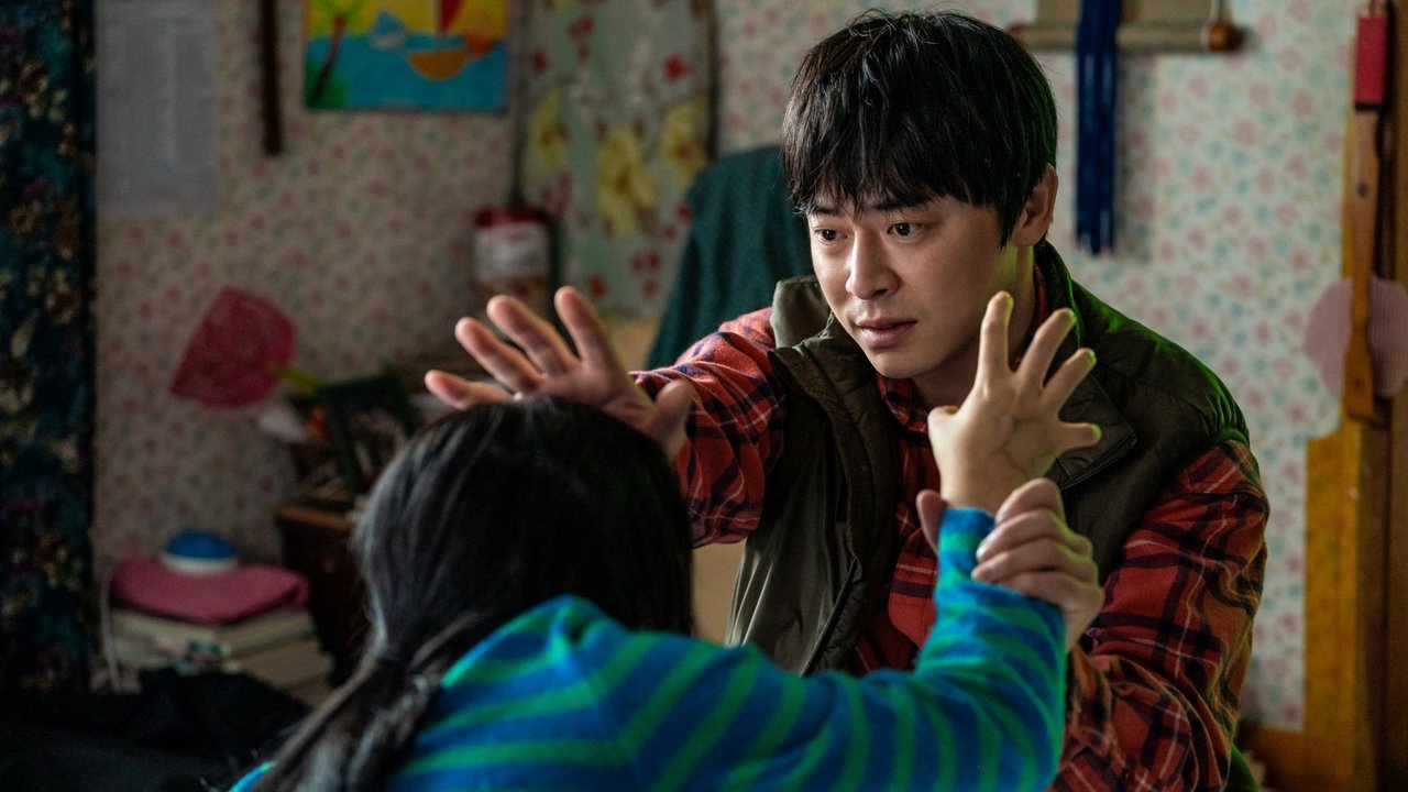 좀비딸 스틸, 꽃무늬 방에서 조정석이 딸의 손목을 잡고 손을 들어 막는 장면