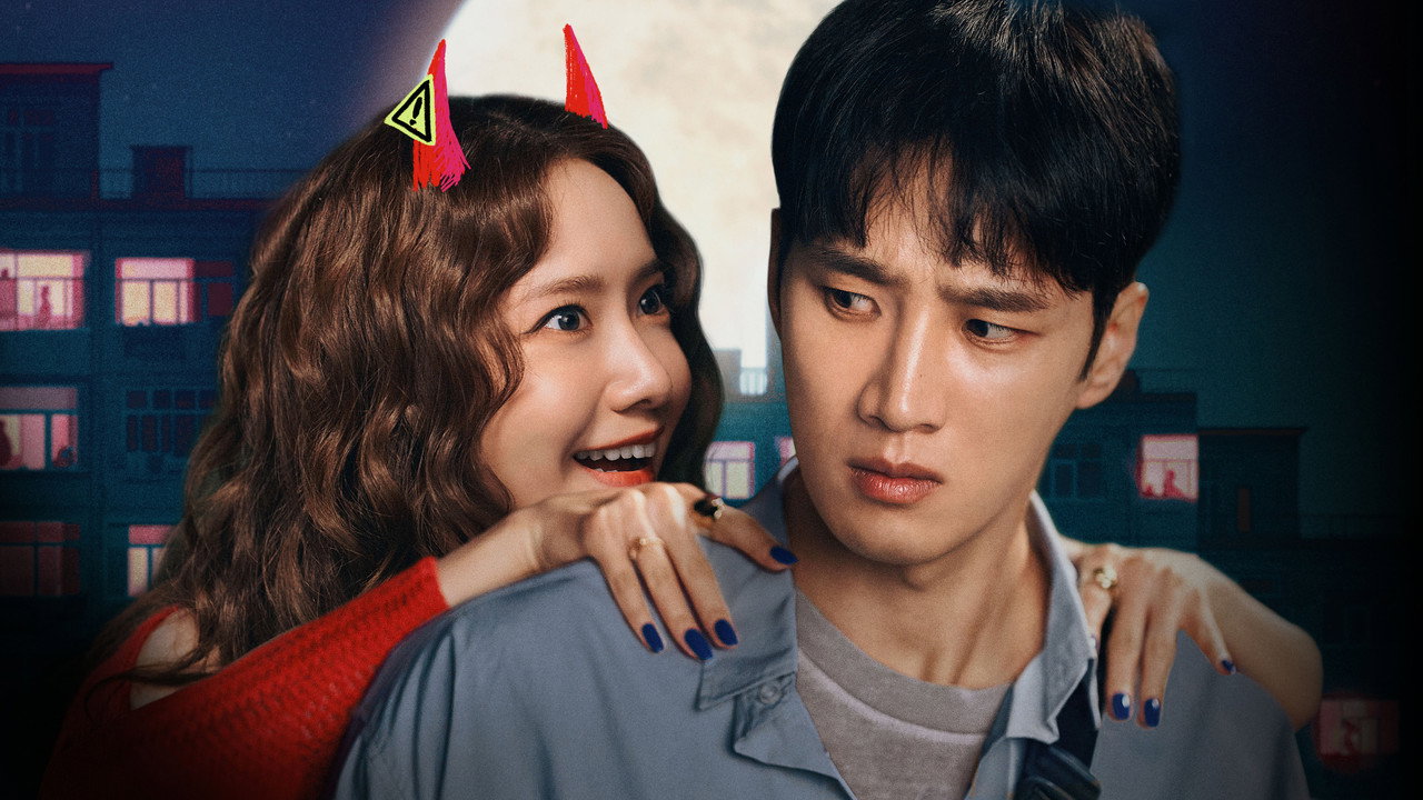 보름달 아래 임윤아가 웃으며 안보현의 어깨를 잡은 악마가 이사왔다 스틸