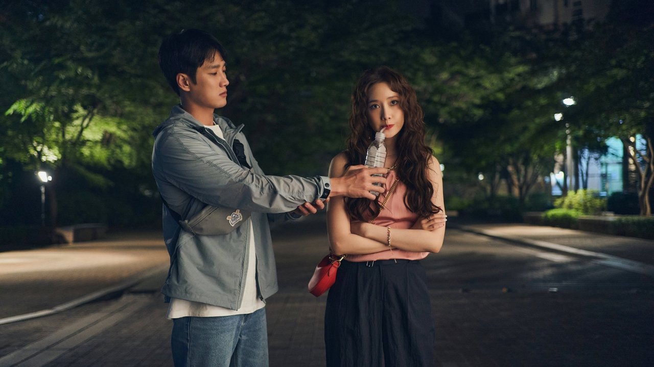 밤 공원 길에서 안보현이 임윤아에게 물병을 건네는 악마가 이사왔다 스틸