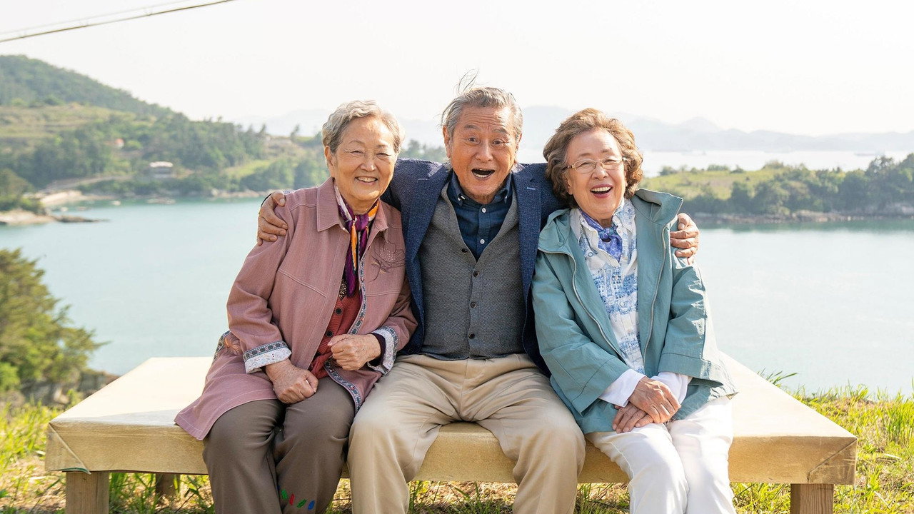 소풍 스틸, 남해 바다 앞 벤치에서 어깨를 감싼 세 사람