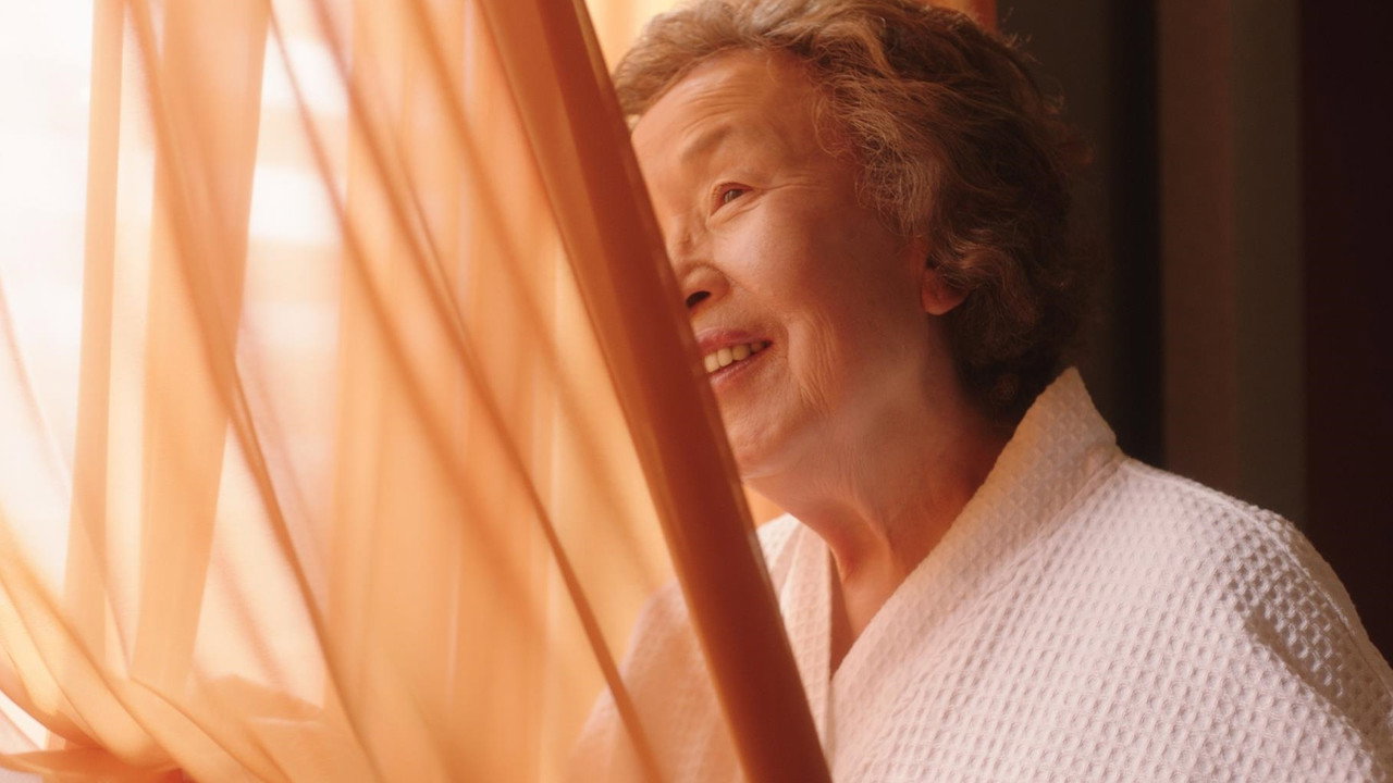 소풍 스틸, 흰 옷을 입고 커튼 사이로 웃는 얼굴