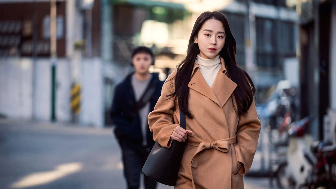 그녀가 죽었다 스틸, 카멜 코트의 신혜선 뒤를 초점 밖 남자가 서 있는 거리
