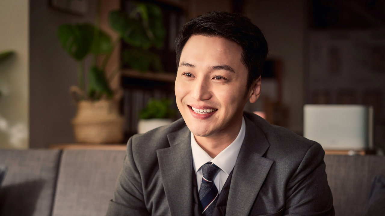 그녀가 죽었다 스틸, 정장 차림으로 소파에서 웃는 변요한