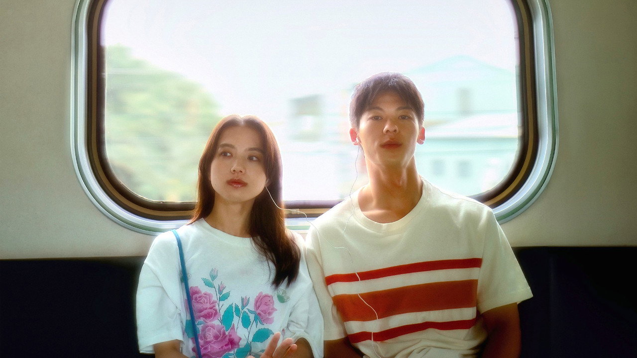 밝은 열차 창 앞에 나란히 앉은 키요하라 카야와 줄무늬 티셔츠의 허광한