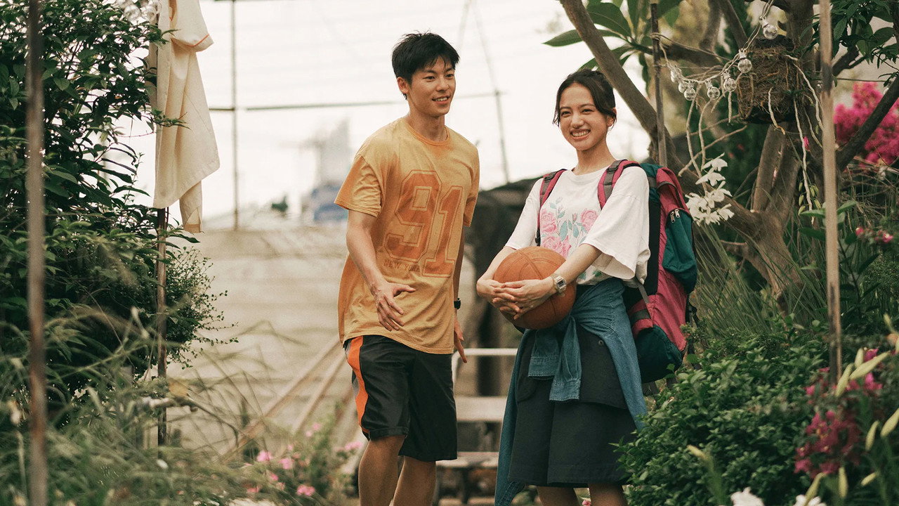 농구공을 든 키요하라 카야와 주황 티셔츠의 허광한이 꽃 사이를 걷는 장면