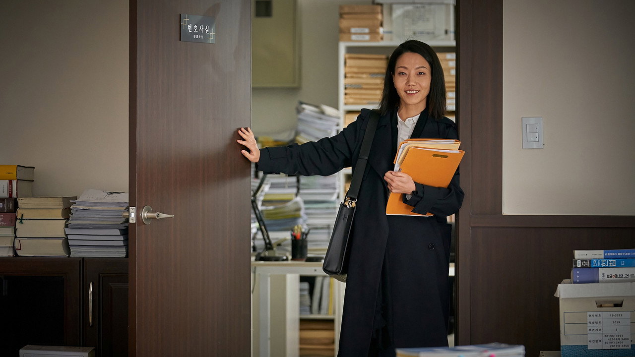 설계자 스틸, 변호사 사무실 문 앞에서 서류철을 든 여자 배우