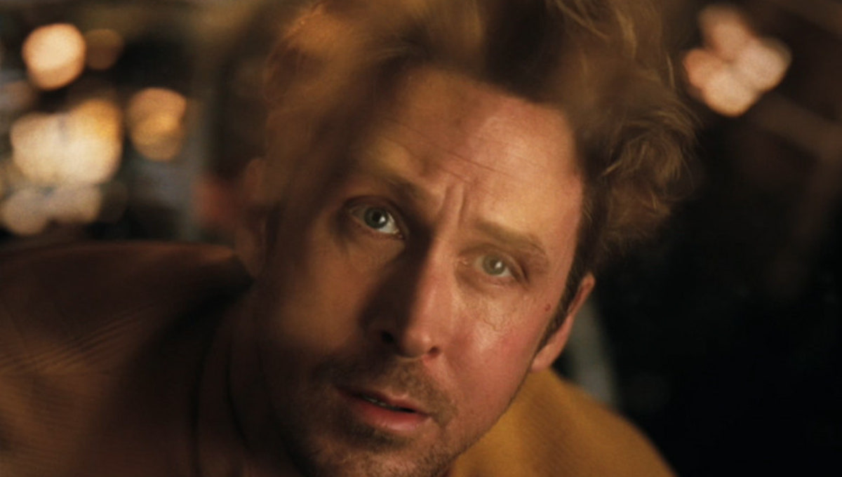 그레이스와 로키가 함께 연구하는 장면