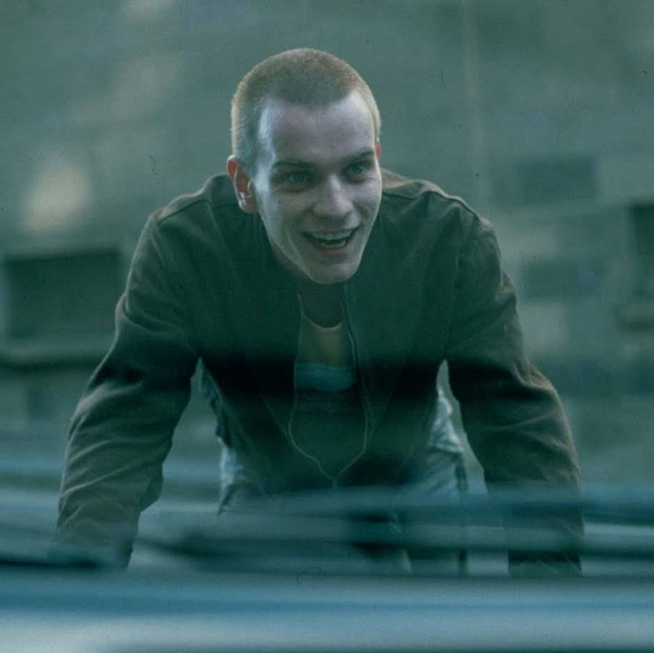 언더톤 에비가 팟캐스트를 녹음하는 장면