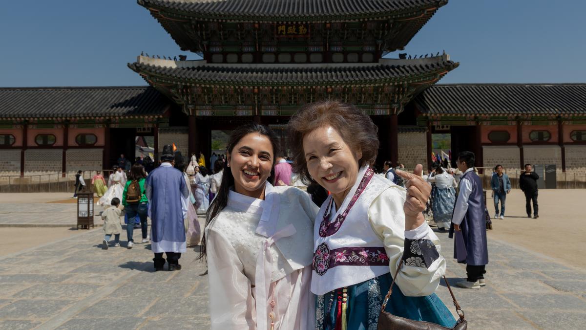 Made in Korea 스틸컷 — 서울 도심을 배경으로 한 주인공 장면