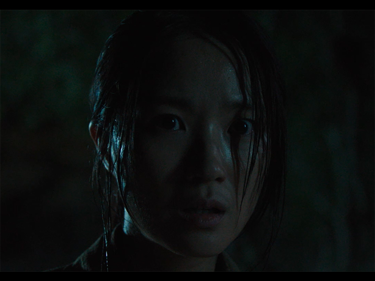 살목지 스틸컷 — 어둠 속 긴장감 있는 호러 장면