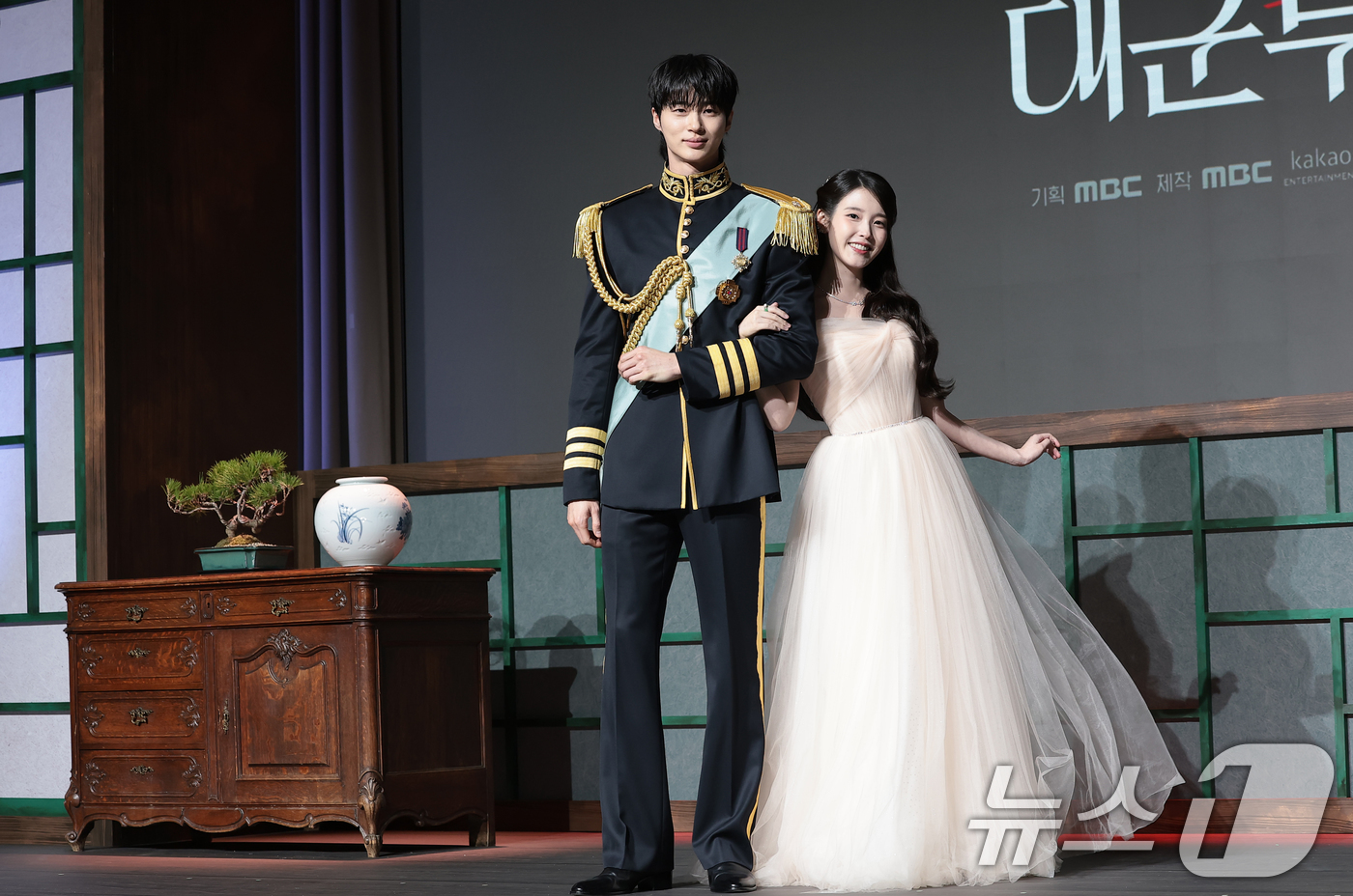 21세기 대군부인 아이유 변우석 밀착 포스터 MBC 2026