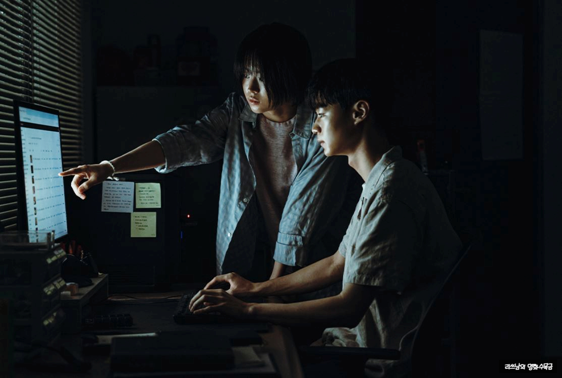 기리고 학교 복도와 학생들 스틸컷, 김시원 비극의 무대