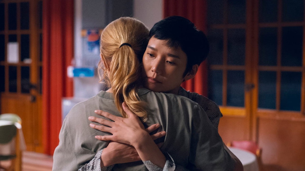 갑자기 병세가 악화되다 공식 스틸컷 — 파리 배경의 대화 장면